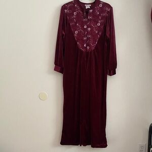 Gloria Vanderbilt Burgundy Velvet Embroidered Robe